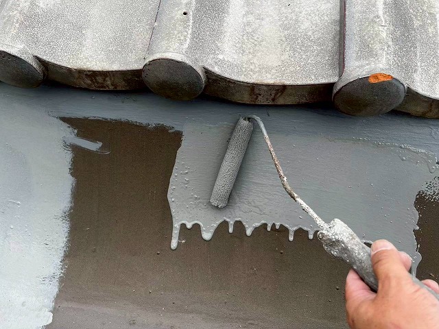 加古川市　谷板金の細部をローラーで塗装